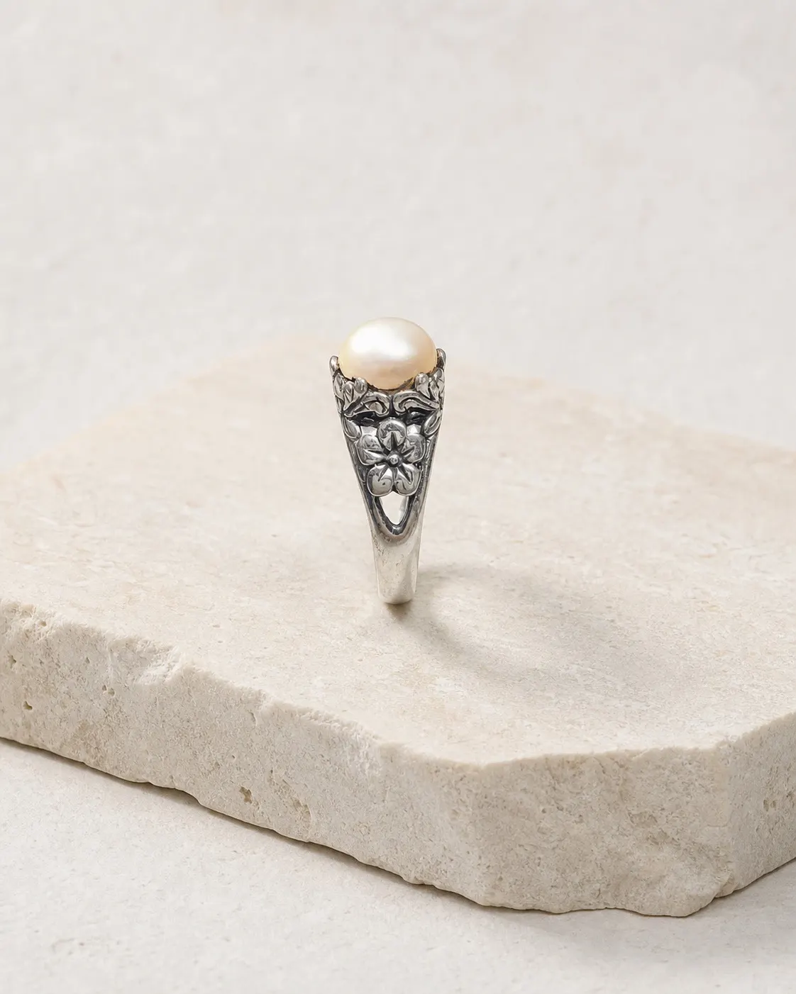 Freshwater pearl ring detail
